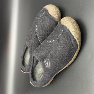 Keen dark gray wool rubber bottomed slippers size 8.5